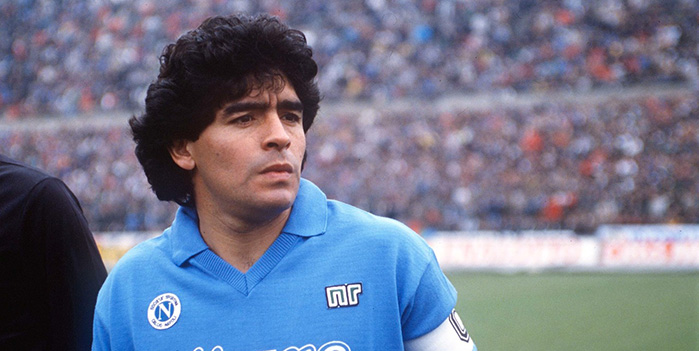 Diego Armando Maradona, considerato assieme a Pelè il più grande giocatore di calcio della storia