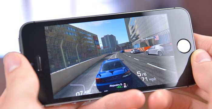 Un iPhone 5S con in esecuzione un gioco di corse d'auto